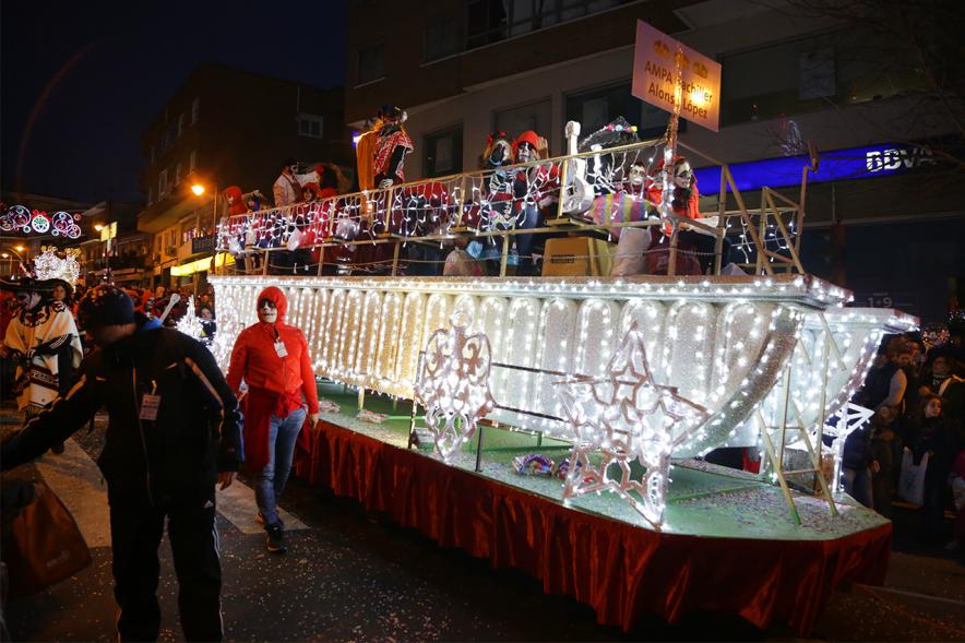 Cabalgata de Reyes 2019 - Imagen de una carroza que participa en la Cabalgata y con personas disfrazadas.