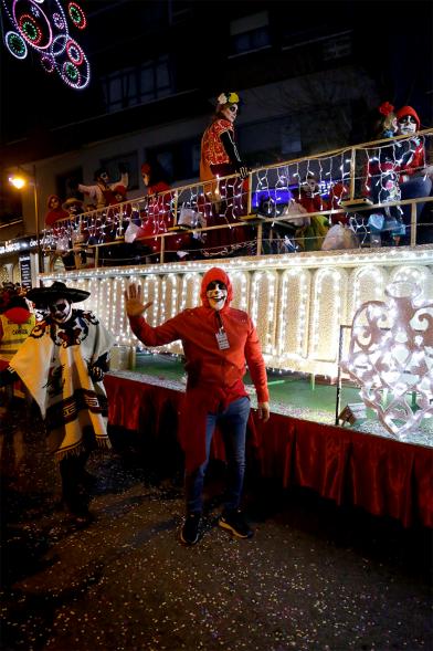 Cabalgata de Reyes 2019 - Imagen de personas disfrazadas que participan en el desfile y van acompañando a una carroza.