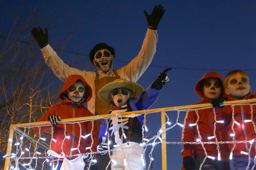 Cabalgata de Reyes 2019 - Imagen de personas disfrazadas que van en una carroza.