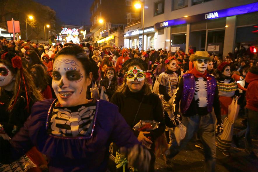 Cabalgata de Reyes 2019 - Imagen de personas disfrazadas que participan en el desfile.