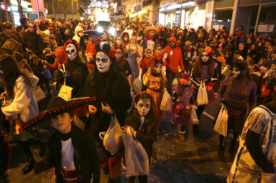 Cabalgata de Reyes 2019 - Imagen de personas disfrazadas que participan en el desfile.