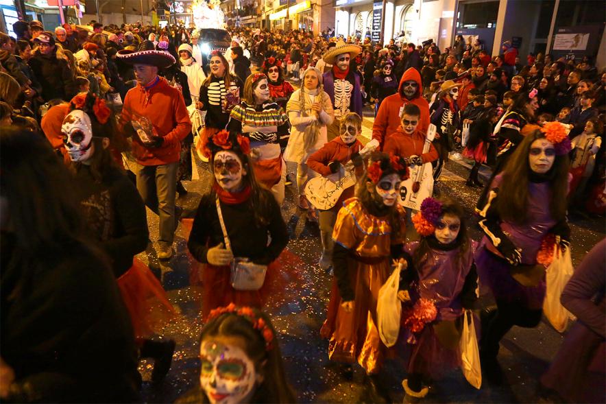 Cabalgata de Reyes 2019 - Imagen de personas disfrazadas que van en una carroza.