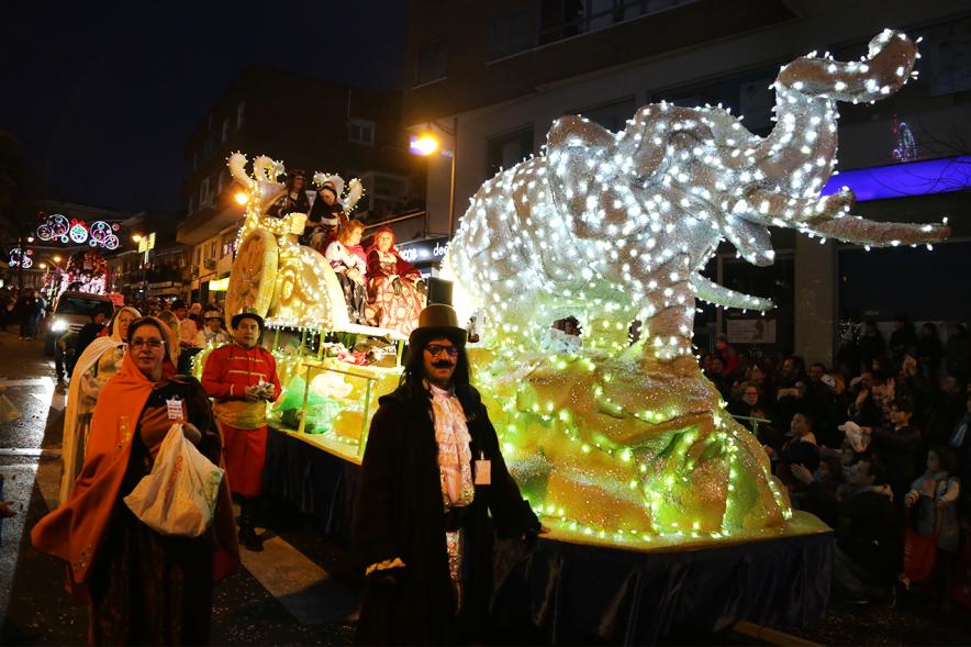 Cabalgata de Reyes 2019 - Imagen de personas disfrazadas que participan en el desfile y van acompañando a una carroza.