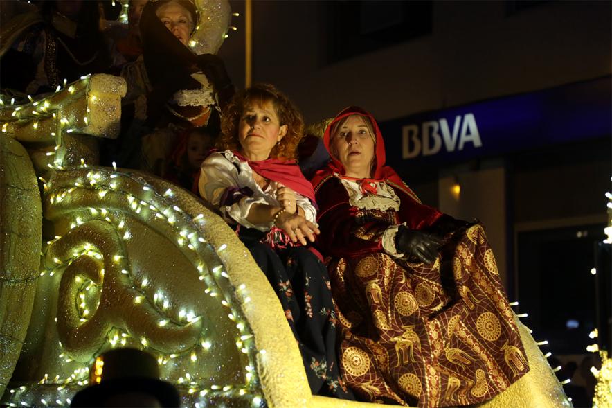 Cabalgata de Reyes 2019 - Imagen de personas disfrazadas que van en una carroza.