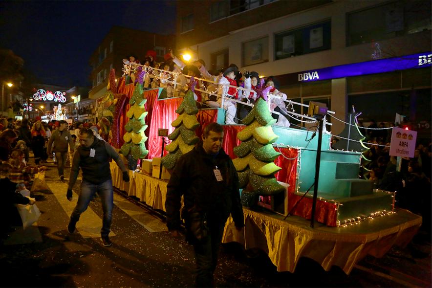 Cabalgata de Reyes 2019 - Imagen de personas disfrazadas que participan en el desfile y van acompañando a una carroza.