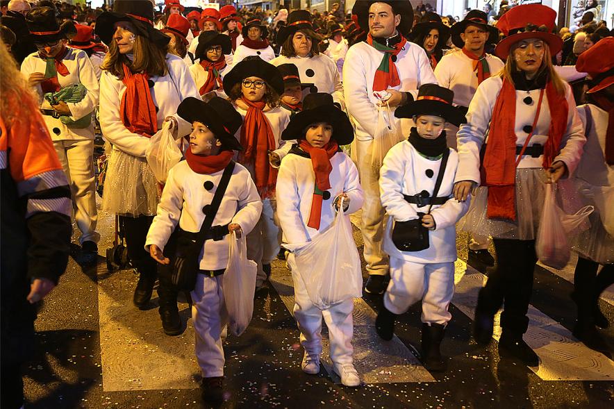Cabalgata de Reyes 2019 - Imagen de personas disfrazadas que participan en el desfile.