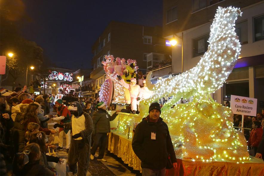 Cabalgata de Reyes 2019 - Imagen de personas disfrazadas que participan en el desfile y van acompañando a una carroza.