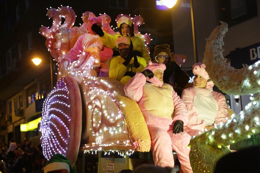 Cabalgata de Reyes 2019 - Imagen de personas disfrazadas que van en una carroza.