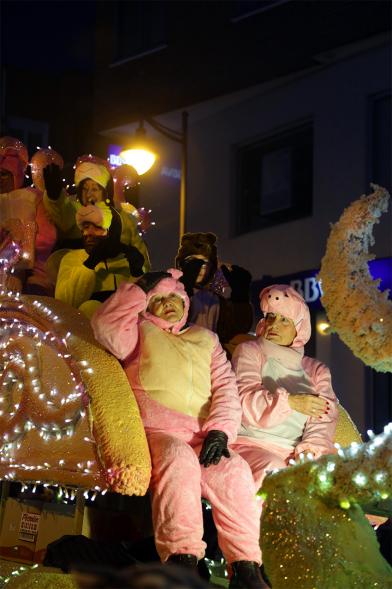 Cabalgata de Reyes 2019 - Imagen de una carroza que participa en la Cabalgata y con niños disfrazados.