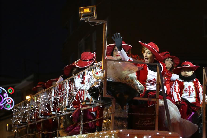 Cabalgata de Reyes 2019 - Imagen de personas disfrazadas que van en una carroza.