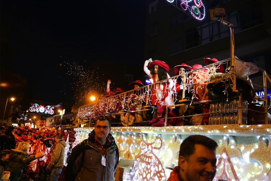 Cabalgata de Reyes 2019 - Imagen de una carroza que participa en la Cabalgata y con niños disfrazados.