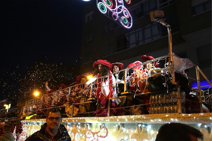 Cabalgata de Reyes 2019 - Imagen de una carroza que participa en la Cabalgata y con personas disfrazadas.