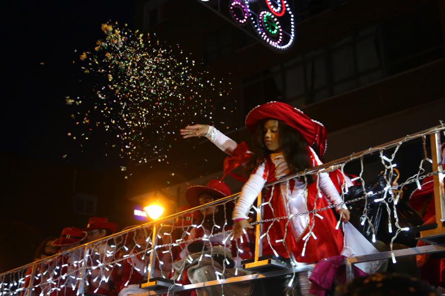 Cabalgata de Reyes 2019 - Imagen de persona disfrazada que va en una carroza tirando confeti.
