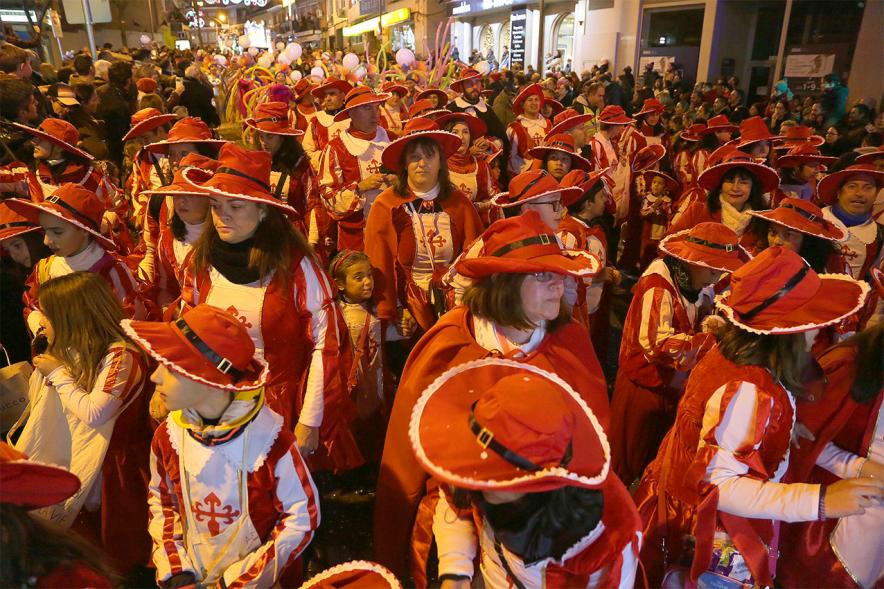 Cabalgata de Reyes 2019 - Imagen de personas disfrazadas que participan en el desfile.
