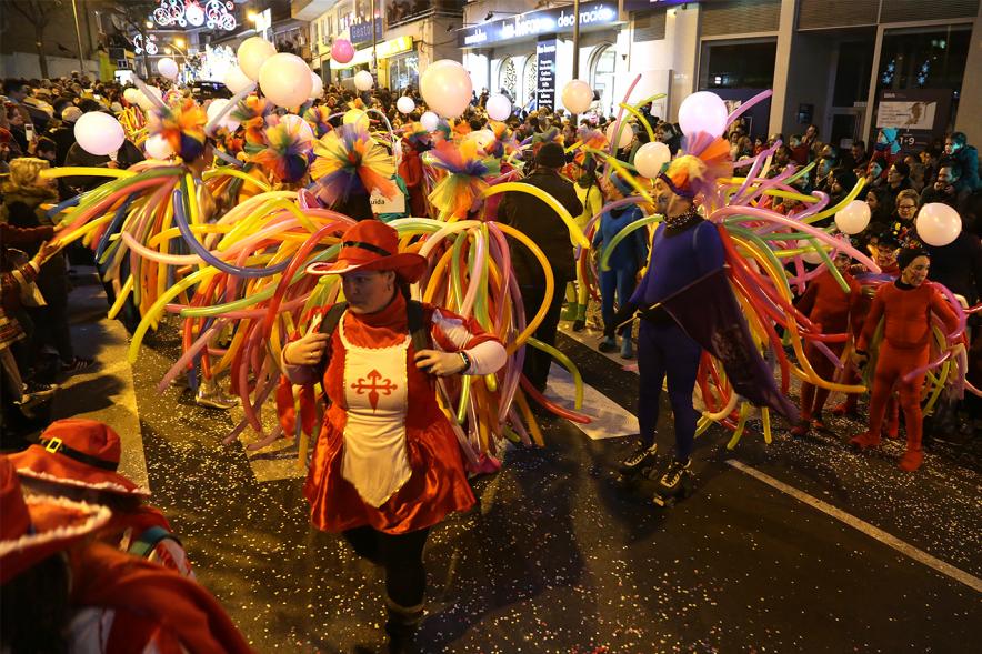 Cabalgata de Reyes 2019 - Imagen de personas disfrazadas que participan en el desfile.