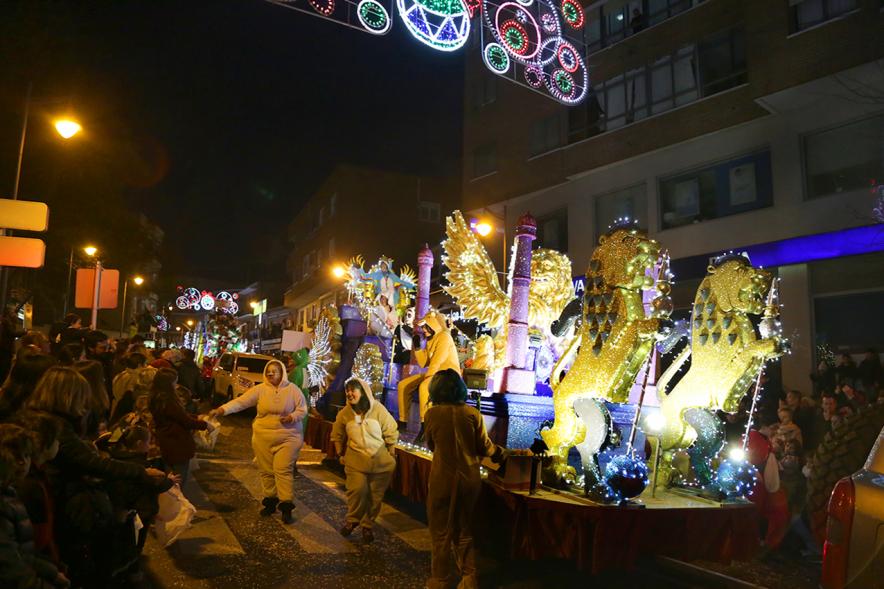 Cabalgata de Reyes 2019 -  Imagen de personas disfrazadas que participan en el desfile y van acompañando a una carroza.