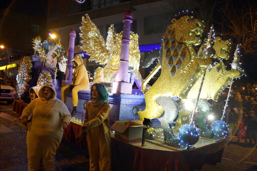Cabalgata de Reyes 2019 -  Imagen de personas disfrazadas que participan en el desfile y van acompañando a una carroza.