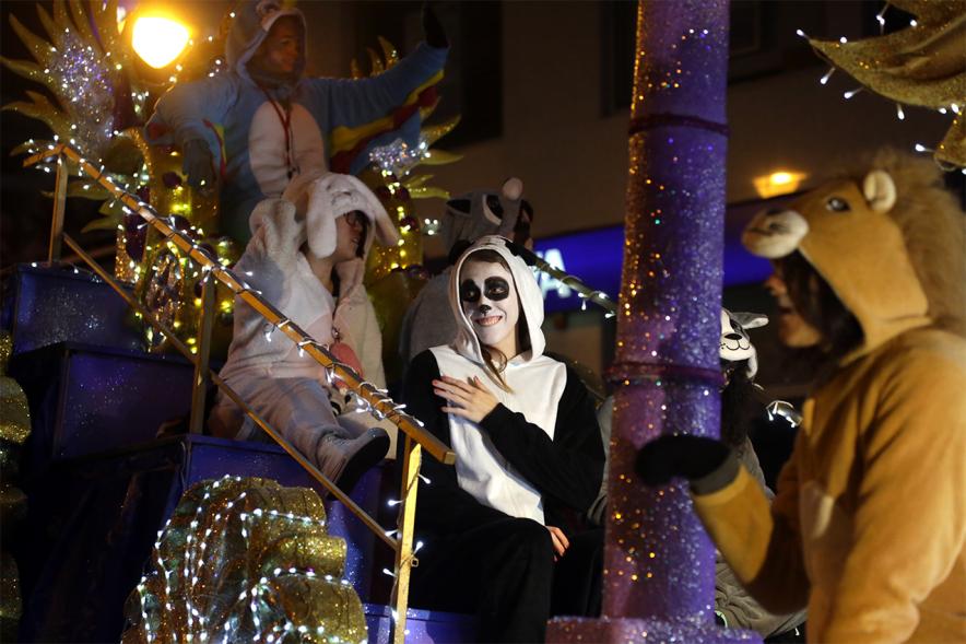 Cabalgata de Reyes 2019 - Imagen de una carroza que participa en la Cabalgata y con personas disfrazadas.