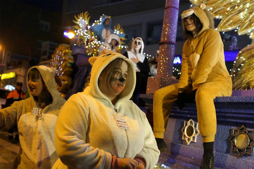 Cabalgata de Reyes 2019 -  Imagen de una carroza que participa en la Cabalgata y con personas disfrazadas.