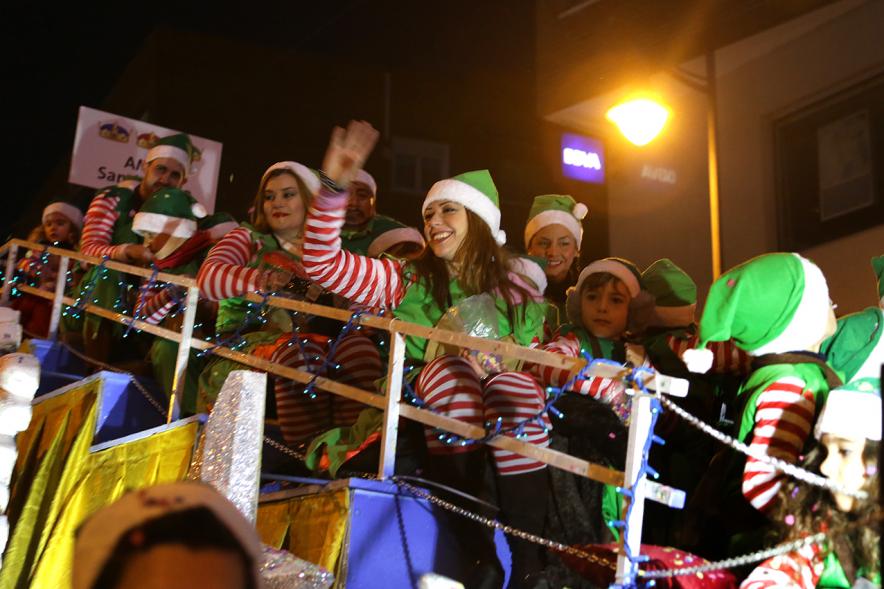 Cabalgata de Reyes 2019 -  Imagen de una carroza que participa en la Cabalgata y con personas disfrazadas.