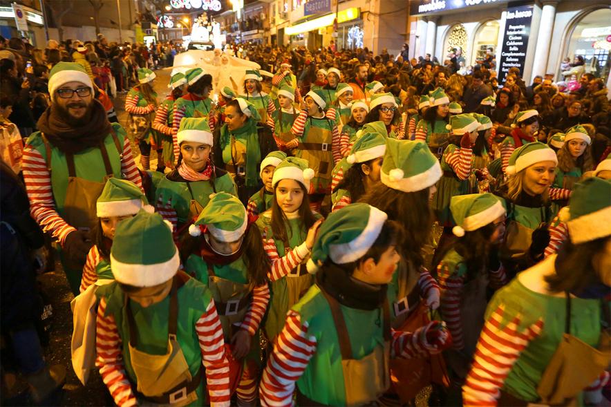 Cabalgata de Reyes 2019 - Imagen de personas disfrazadas que participan en el desfile.