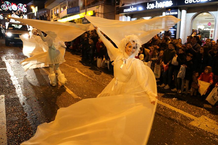 Cabalgata de Reyes 2019 - Imagen de una carroza que participa en la Cabalgata y con personas disfrazadas.