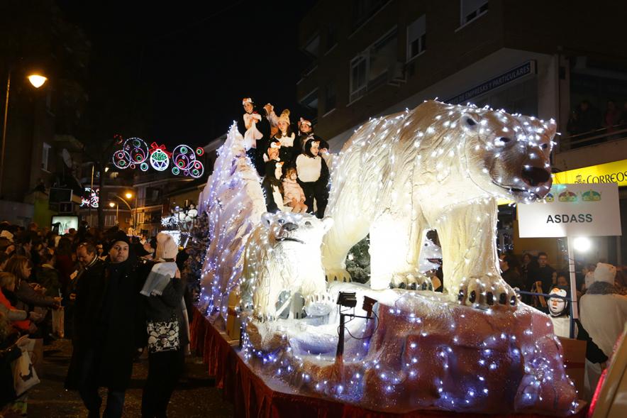 Cabalgata de Reyes 2019 - Imagen de una carroza que participa en la Cabalgata y con personas disfrazadas.