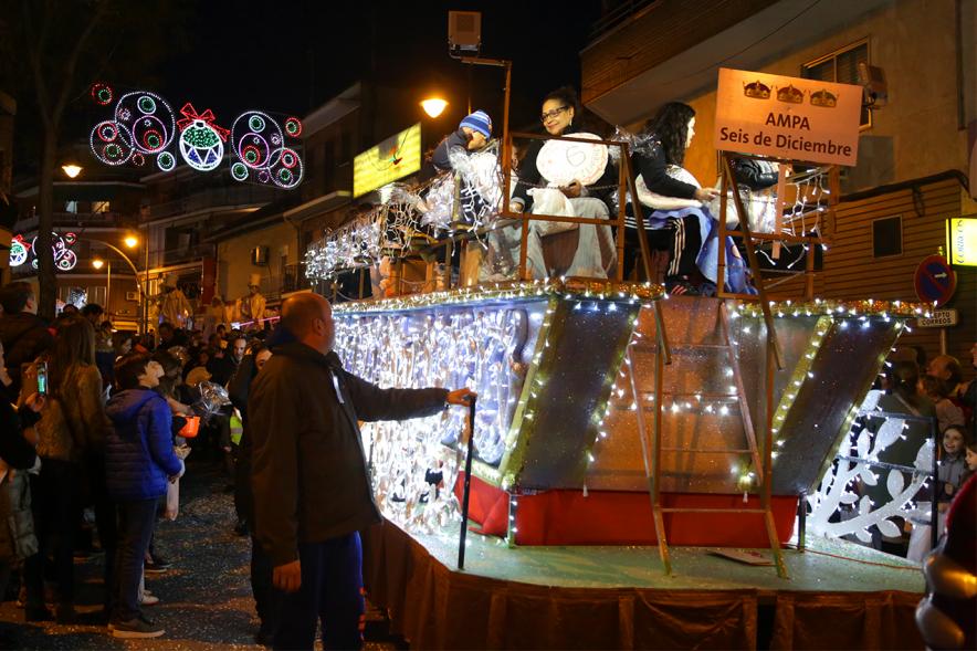 Cabalgata de Reyes 2019 - Imagen de una carroza que participa en la Cabalgata y con personas disfrazadas.