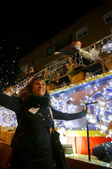 Cabalgata de Reyes 2019 - Imagen de persona disfrazada que participa en el desfile y va acompañando a una carroza.