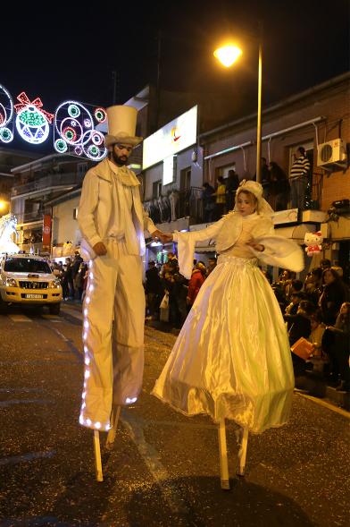 Cabalgata de Reyes 2019 - Imagen de unos zancudos disfrazados que participan en el desfile.
