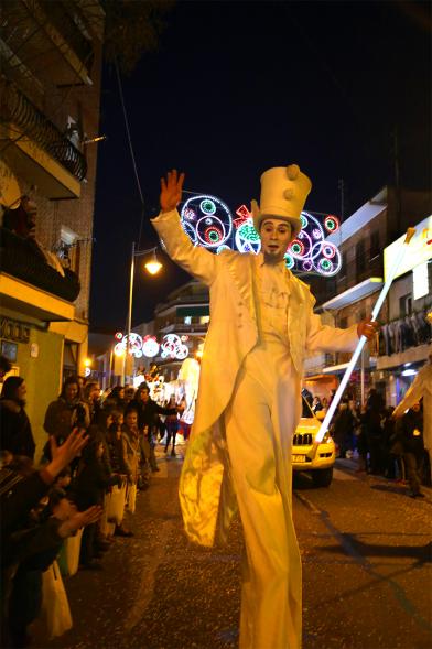 Cabalgata de Reyes 2019 - Imagen de un zancudo disfrazado que participan en el desfile.