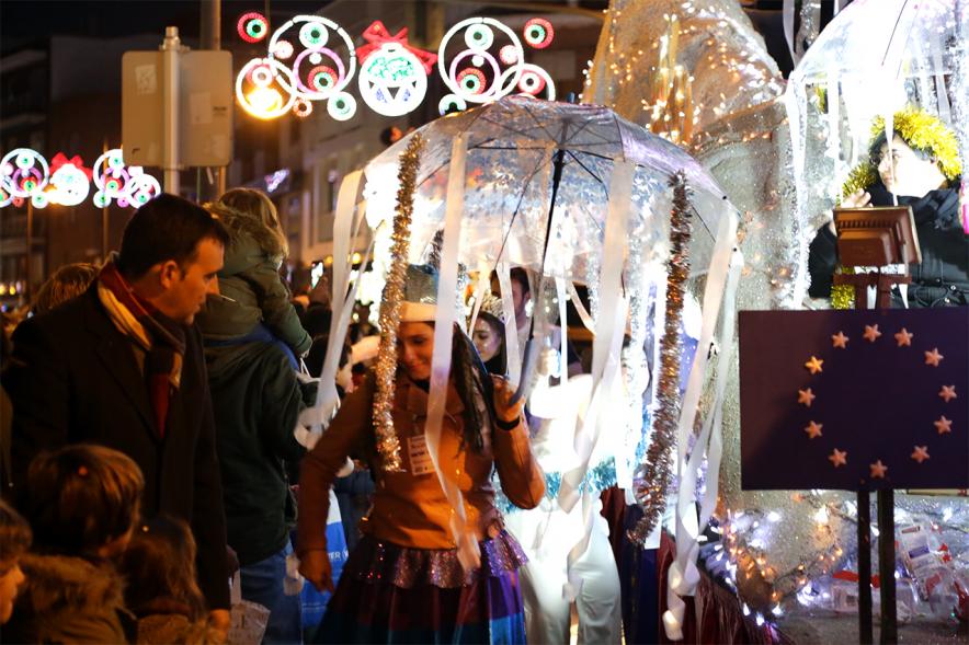 Cabalgata de Reyes 2019 - Imagen de personas disfrazadas que participan en el desfile.
