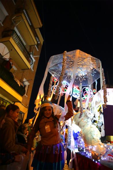 Cabalgata de Reyes 2019 -  Imagen de una carroza que participa en la Cabalgata y con personas disfrazadas.