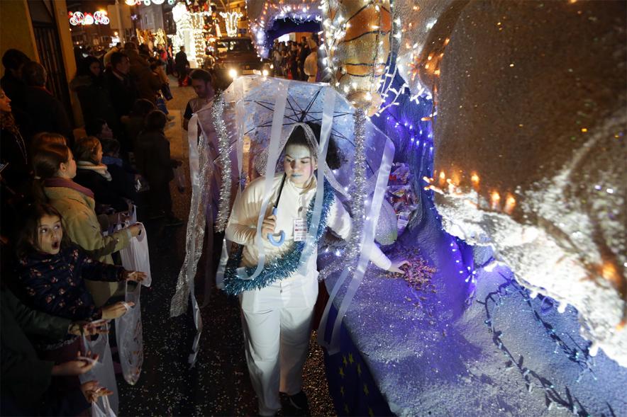 Cabalgata de Reyes 2019 - Imagen de persona disfrazada que participa en el desfile y va acompañando a una carroza.