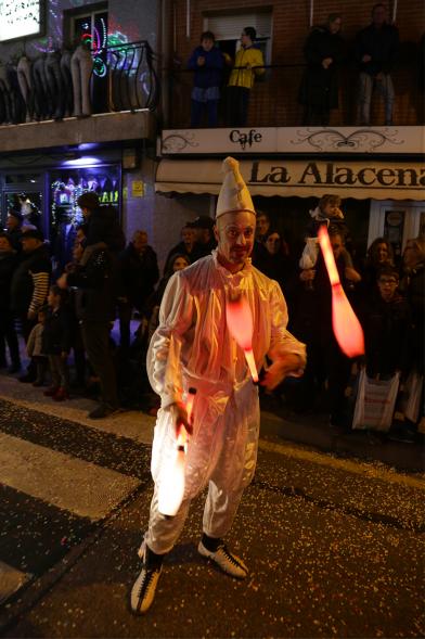 Cabalgata de Reyes 2019 - Imagen de un malabarista disfrazado que participa en el desfile