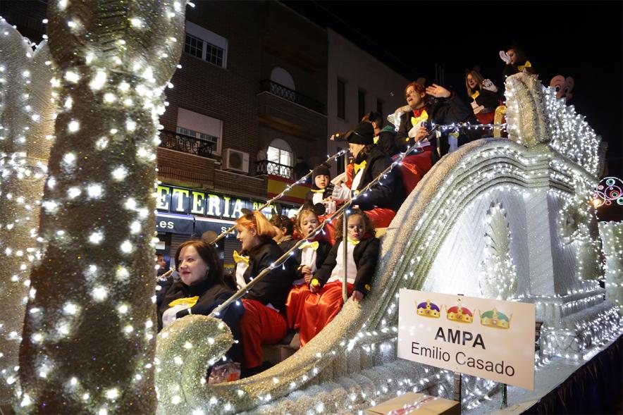 Cabalgata de Reyes 2019 - Imagen de una carroza que participa en la Cabalgata y con personas disfrazadas.