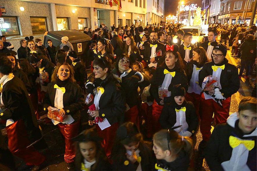 Cabalgata de Reyes 2019 - Imagen de personas disfrazadas que participan en el desfile.