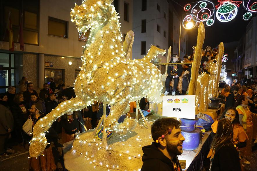 Cabalgata de Reyes 2019 - Imagen de una carroza que participa en la Cabalgata y con personas disfrazadas.