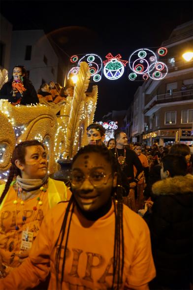 Cabalgata de Reyes 2019 - Imagen de personas disfrazadas que participan en el desfile y van acompañando a una carroza.