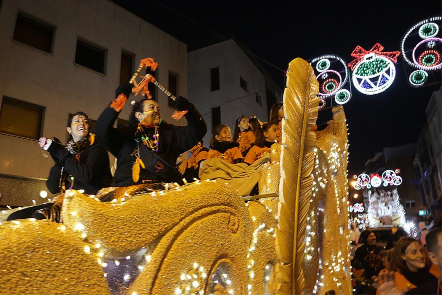 Cabalgata de Reyes 2019 - Imagen de una carroza que participa en la Cabalgata y con niños disfrazados.