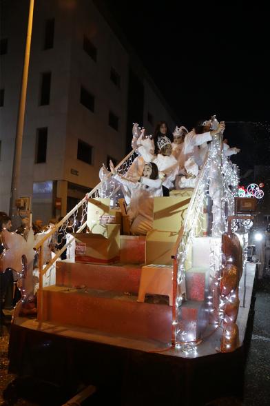 Cabalgata de Reyes 2019 - Imagen de una carroza que participa en la Cabalgata y con niños disfrazados.