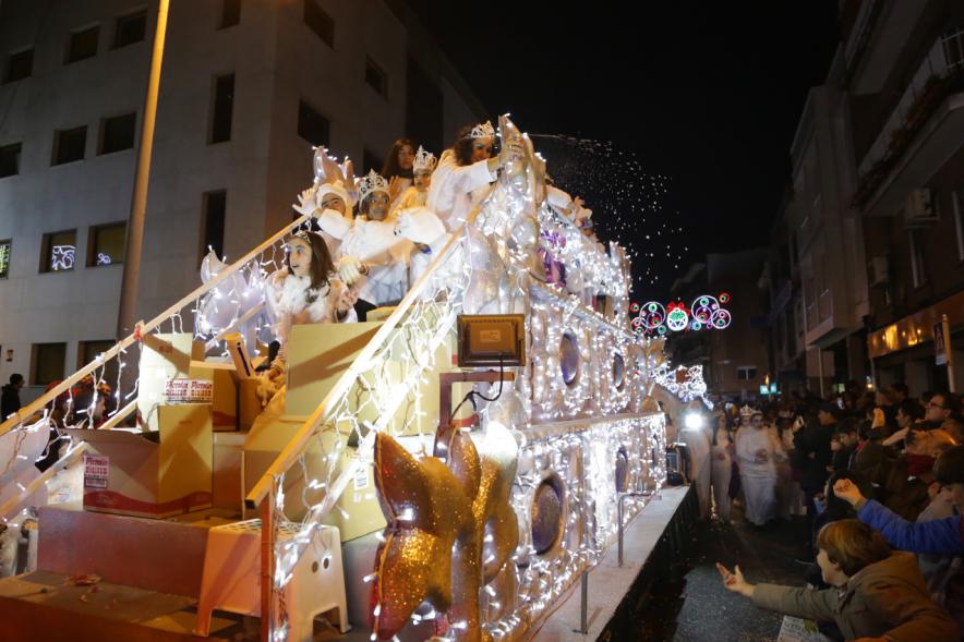 Cabalgata de Reyes 2019 - Imagen de una carroza que participa en la Cabalgata y con niños disfrazados.