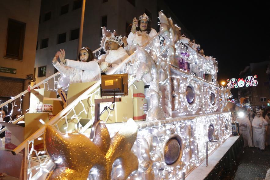 Cabalgata de Reyes 2019 - Imagen de una carroza que participa en la Cabalgata y con personas disfrazadas.