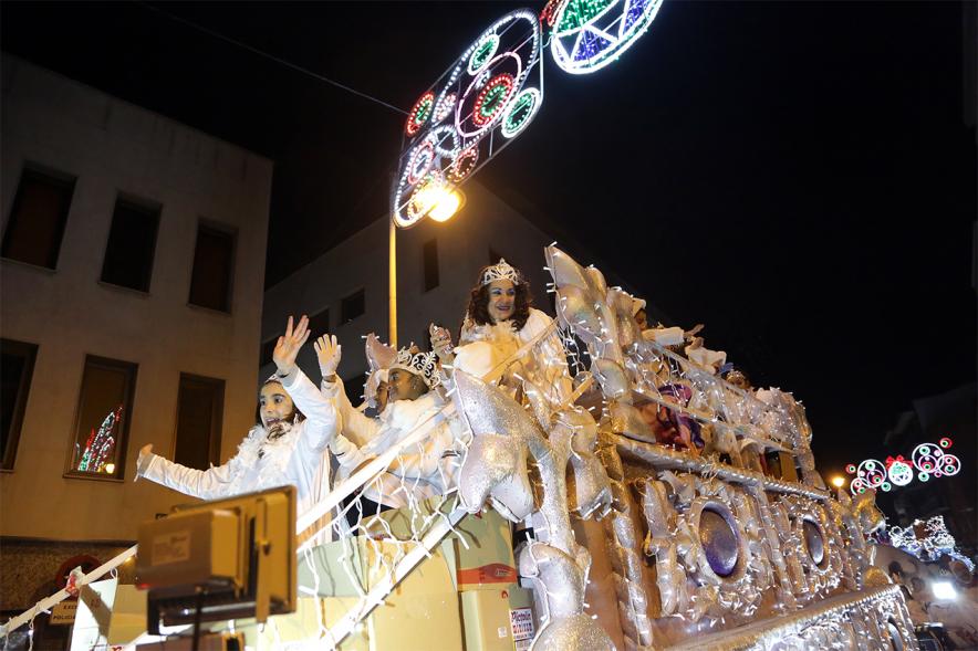 Cabalgata de Reyes 2019 - Imagen de una carroza que participa en la Cabalgata y con personas disfrazadas.