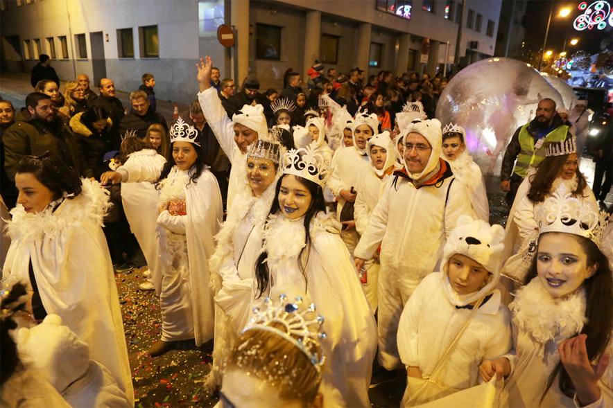Cabalgata de Reyes 2019 - Imagen de personas disfrazadas que participan en el desfile.