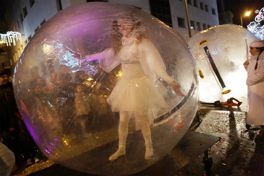 Cabalgata de Reyes 2019 - Imagen de personas disfrazadas que van dentro de unas grandes bolas transparentes.