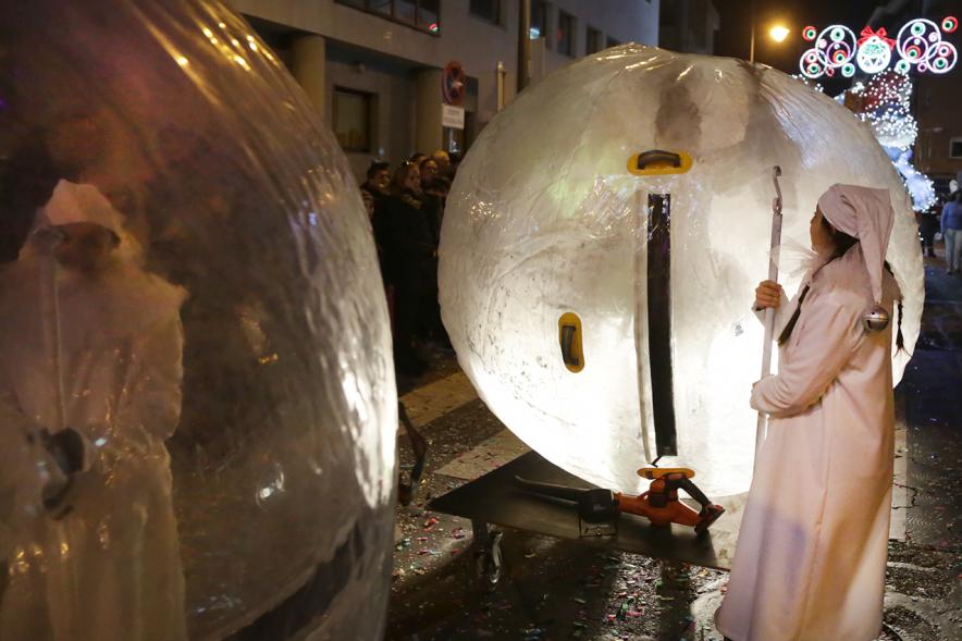 Cabalgata de Reyes 2019 - Imagen de personas disfrazadas que van dentro de unas grandes bolas transparentes en un momento de su participación en el desfile.