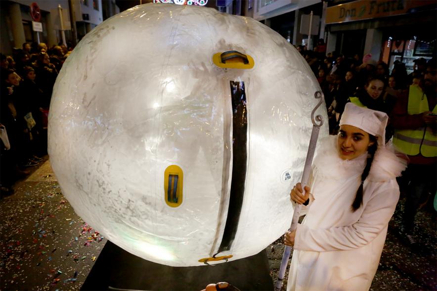Cabalgata de Reyes 2019 - Imagen de personas disfrazadas que van dentro de unas grandes bolas transparentes en un momento de su participación en el desfile.