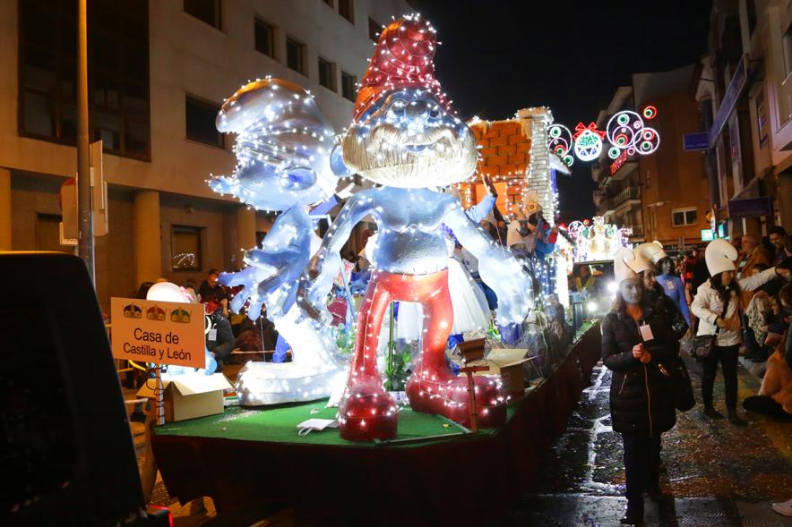 Cabalgata de Reyes 2019 - Imagen de personas disfrazadas que participan en el desfile y van acompañando a una carroza.