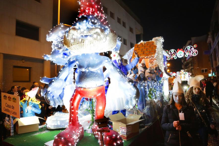 Cabalgata de Reyes 2019 - Imagen de una carroza que participa en la Cabalgata y con personas disfrazadas.